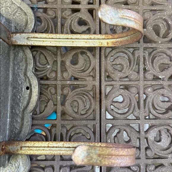 Vintage Cast Iron Mailbox Ornate Wall-Mounted. Pre-owned - Picture 3 of 10